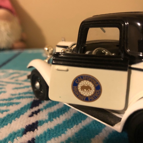 ARKO 1932 Ford Three Window Coupe Diecast 1:32 - Picture 4 of 11